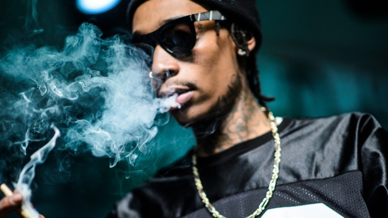Wiz KhalifaがPVで煙草を吸ったライター（本物） Wiz Khalifa - Passit (Passion Fruit Weedmix) - YouTube