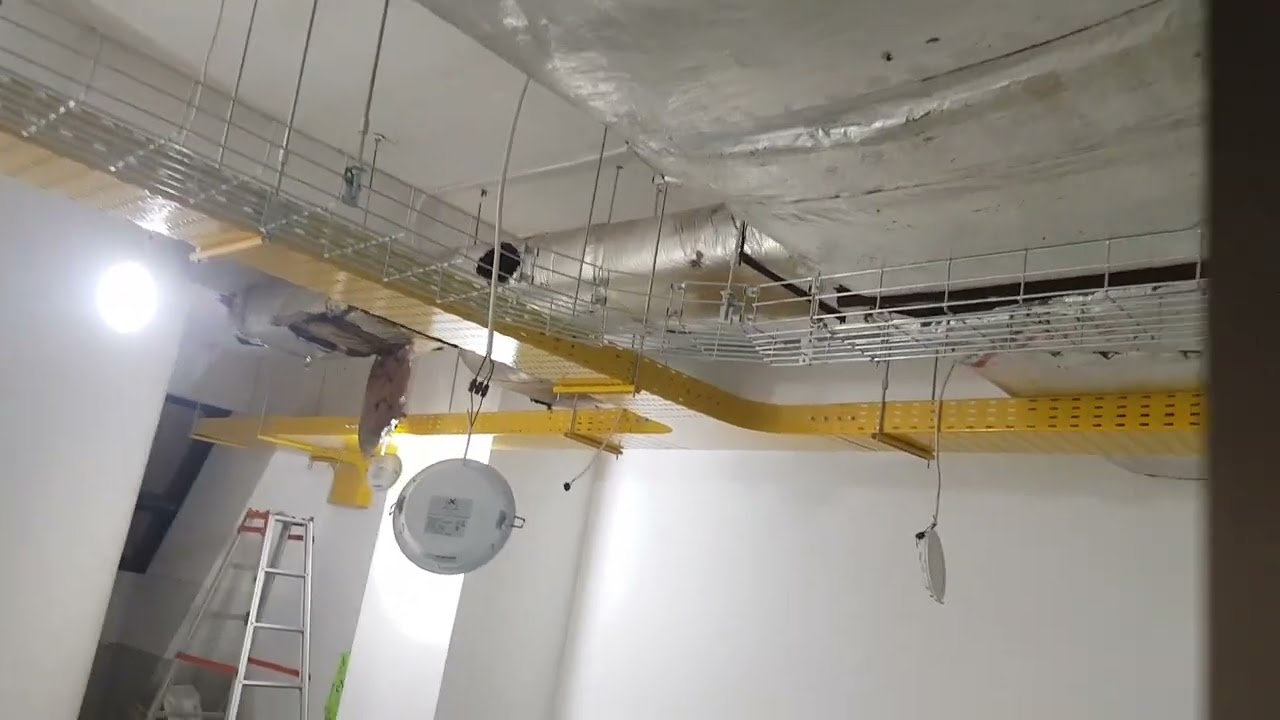 Pemasangan kabel tray dan cablofil untuk ruang data center...