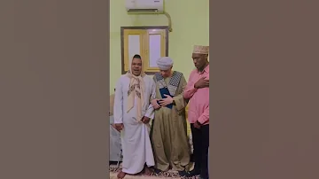 المنشد التنزاني يحيى بهيقي ينشد ويبهر الشيخ ياسين التهامي والشيخ يقبل يديه سلطنة عمان مسقط 
