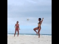 Как девушки в футбол на пляже играли