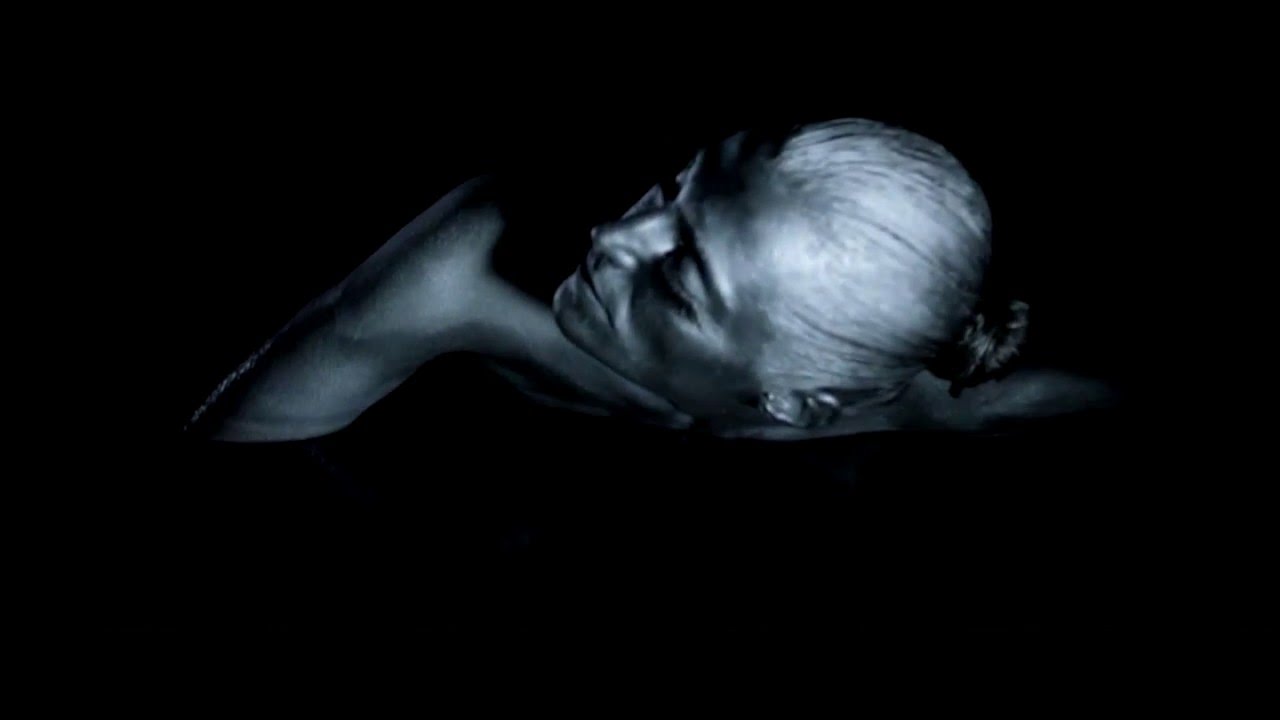 Guarda Reflections (Official video) su YouTube Guarda Reflections (Official video) su YouTube