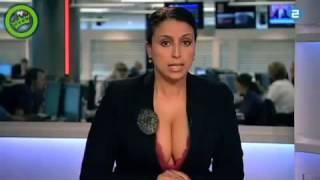 Ведущая новостей показывает свою шикарную грудь в эфире