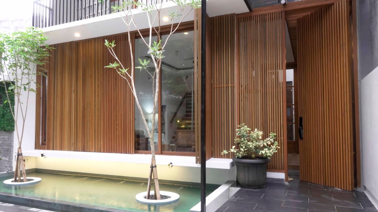 Rumah Japandi 3 lantai di lahan memanjang.