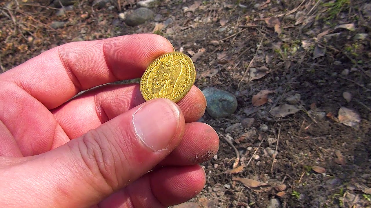 Нашел монету при уборке. Мальчик нашел копейку. Картинка торвца проверяющего монету. Как найти монеты на улице.