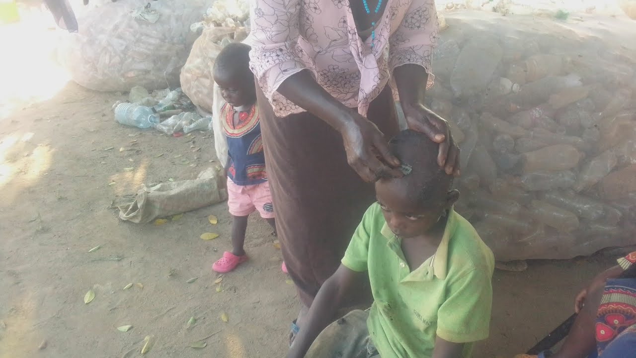 African traditional way of cutting hair #africanlife #roadto1ksubs #countrysidedailylife #world