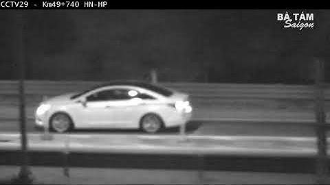 Ô tô phóng ngược chiều trong đêm trên cao tốc