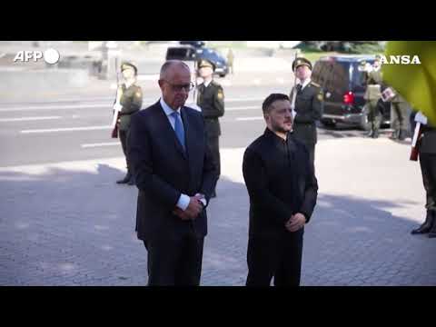Video Merz e Zelensky rendono omaggio ai caduti a piazza Maidan
