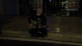 Şarki Söyleyen Yaşli Amca - Bi̇r Gün Aşklar Bi̇ter Hatiralar Kalir