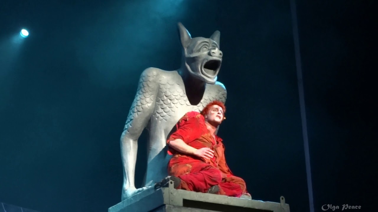 Notre dame de Paris. Les oiseaux qu'on met en cage. Moscou. 19/10/2019