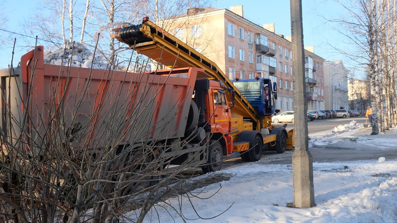 Сотрудники «Серовавтодора» активно проводят работы по вывозу снега с обледенелых участков дороги