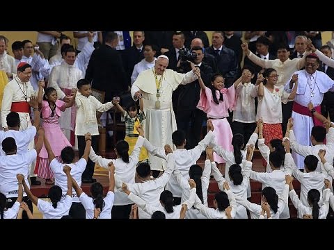 Videó: Miért hívják Pontifexnek a pápát?