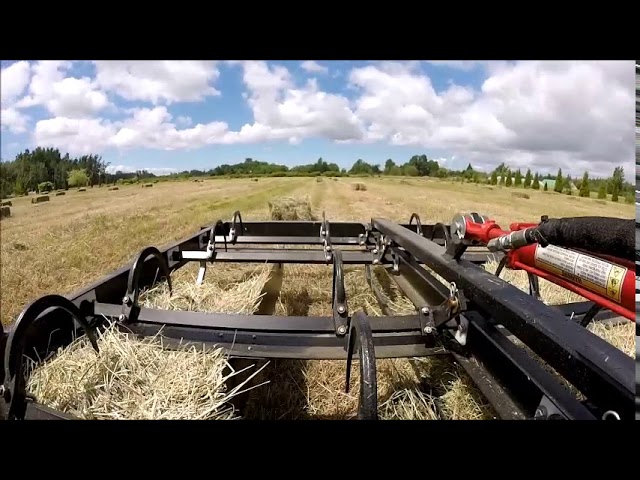 The hay grapple in action 