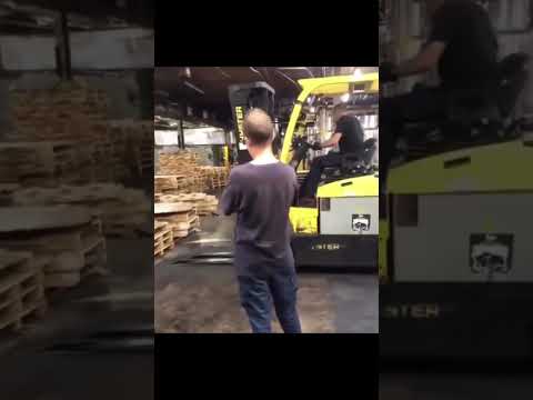 Wenn der Stapler plötzlich Bagger spielt. 😵💫💥 Kollegen ready für den Abflug – ab in Deckung