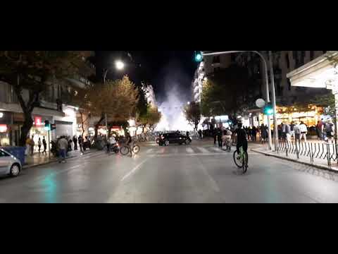 Thestival.gr Επεισόδια με κροτίδες και φωτοβολίδες στην πορεία οπαδών του ΠΑΟΚ