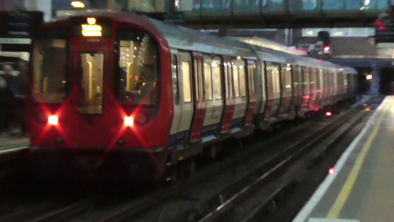 District Line Trains at Earls Court | 25/11/18