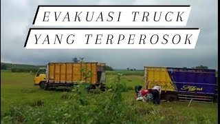 Proses Evakuasi Truk Yang Terjebak truck