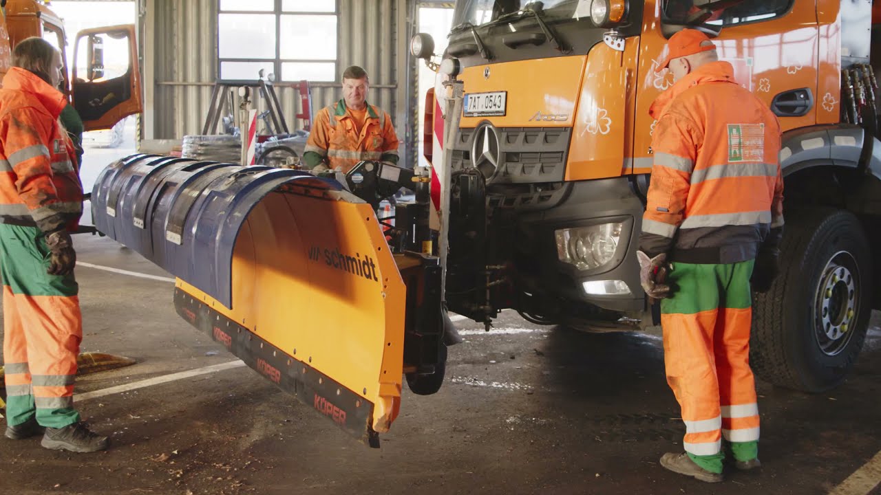 Kropicí vozy se změnily na zimní sypače