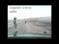 Полицейский преследует пикап подозреваемого на пустынной дороге