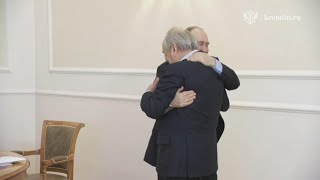 Владимир Путин тепло обнялся с первым президентом Татарстана Минтимером Шаймиевым