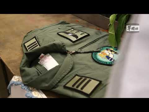 嚴德發至國軍桃園總醫院懷遠堂 向殉職飛官獻花致意