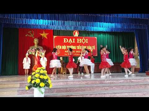 Video Phút sinh hoạt truyền thống của Liên đội trường Tiểu... - YouTube