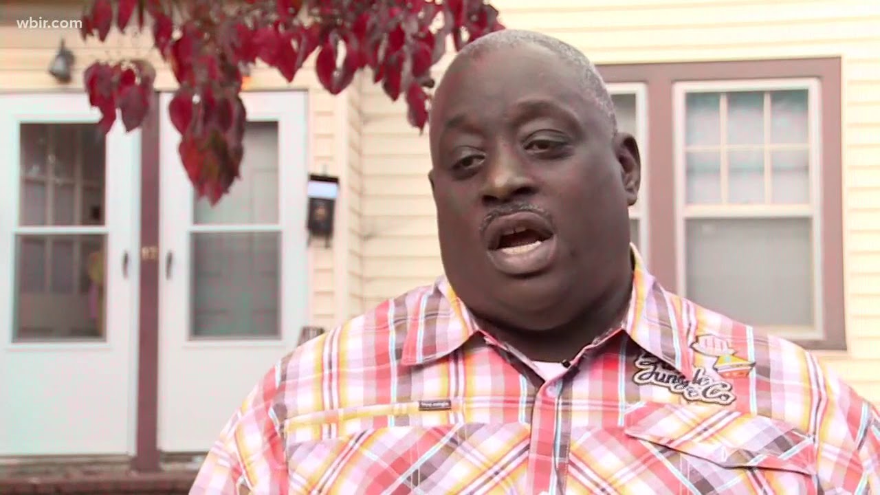 Hero neighbor saves elderly woman from fire - YouTube