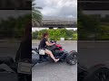 オープンカーで颯爽と通り過ぎる女