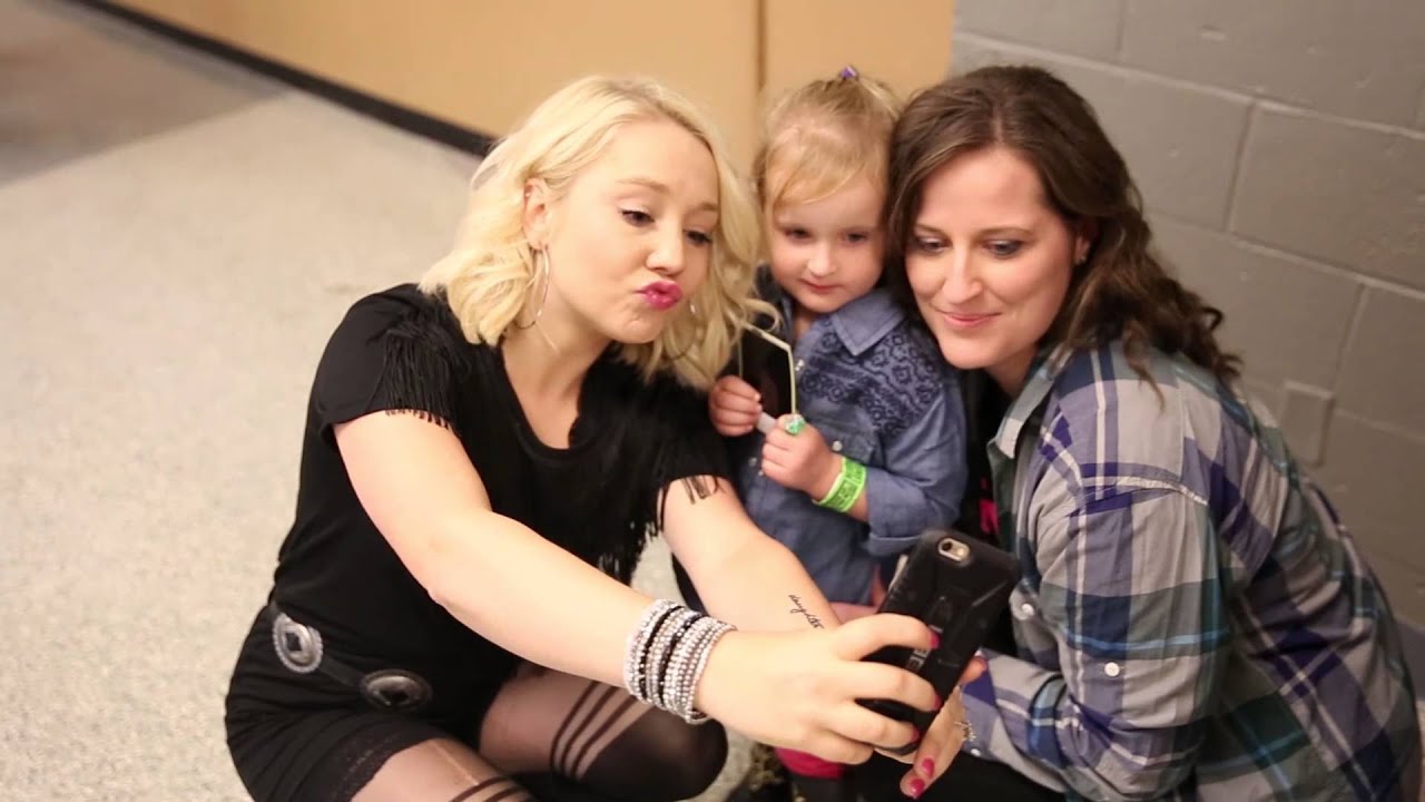 RaeLynn Tour Diary Video - Final Night of Roadside Bars & Pink Guitars Tour