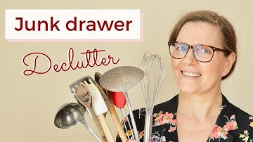 DECLUTTERING MY JUNK DRAWER 2020 // Calm kitchen clean with me