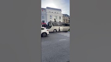 Khách xếp hàng tại cửa khẩu Móng Cái để du lịch sang Trung Quốc