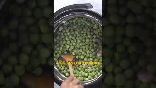 Pule me bizele të freskëta në multicooker