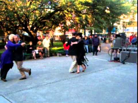 bailando tango en plaza flores 2