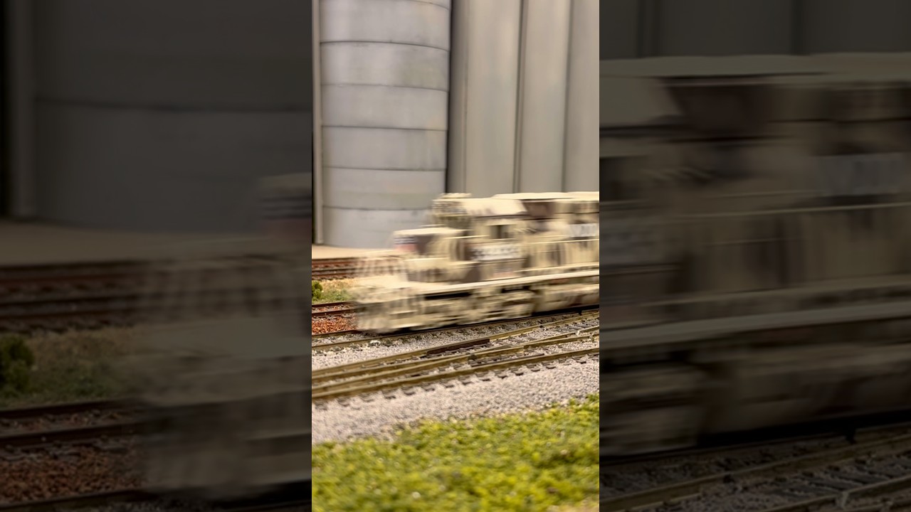 Поезд UP 3593 проезжает через зерновой склад 