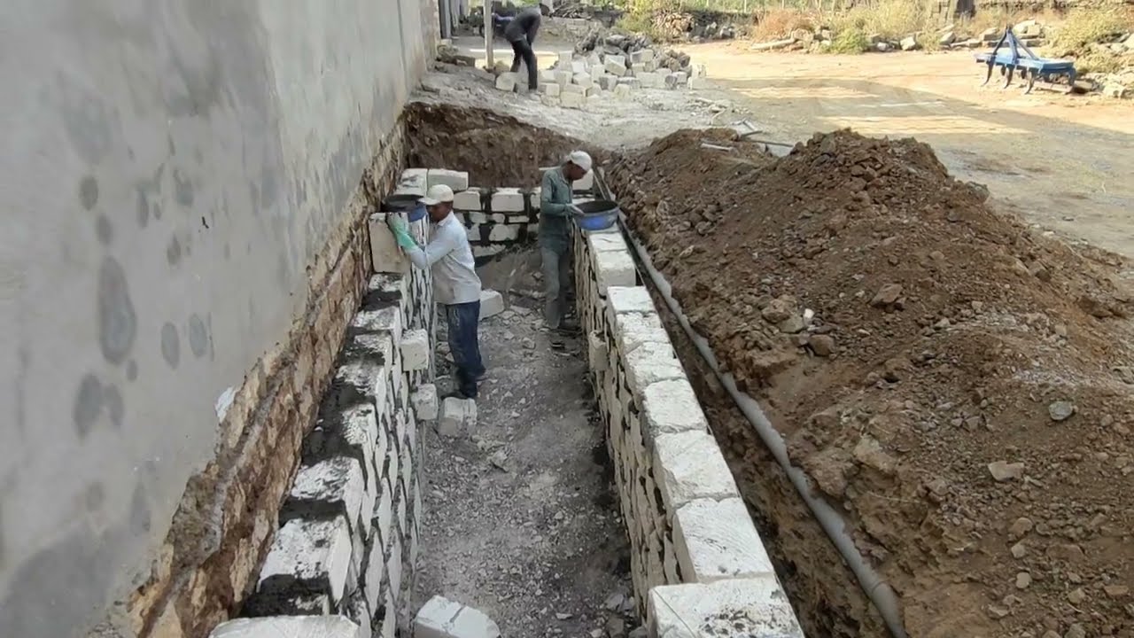 Construction Techniques of Septic Tank_Spacious Building stone SepticTank Accurately Build on Cement