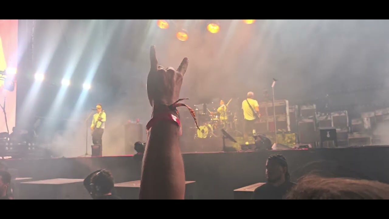 Blink 182 - When We Were Young 2025 - 01 - The Rock Show