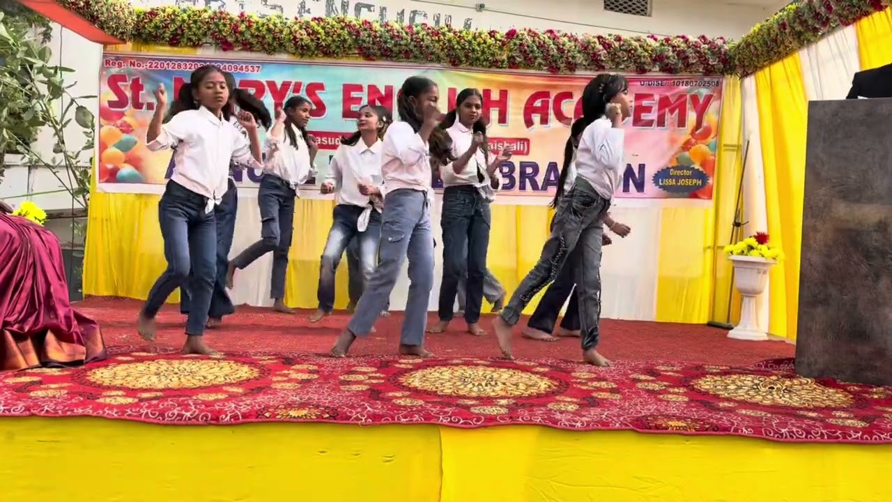 Koi ladki hai jab wo hasti hai dance programme 