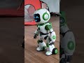 robot sanbao melambaikan tangan