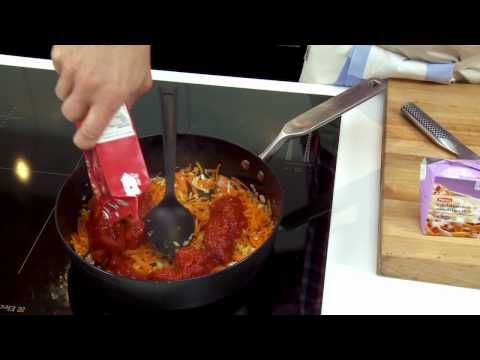 Video: Kuinka Tehdä Spagettia Tomaattikastikkeella Ja Katkarapuilla