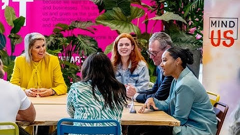 Koningin Máxima - in het geel - op pad voor mentale gezondheid