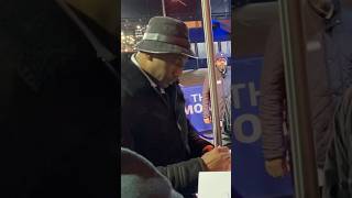 New York Knicks Legend Amare Stoudemire shows up to MSG &amp; signs autographs! #NewYorkKnicks 🏀