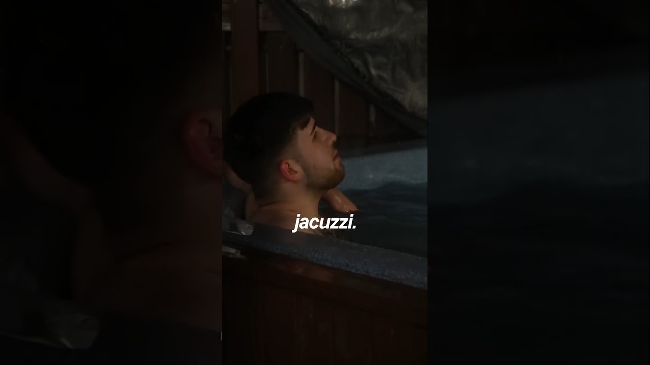 Despullat a 0 graus per veure l'aurora boreal en el jacuzzi