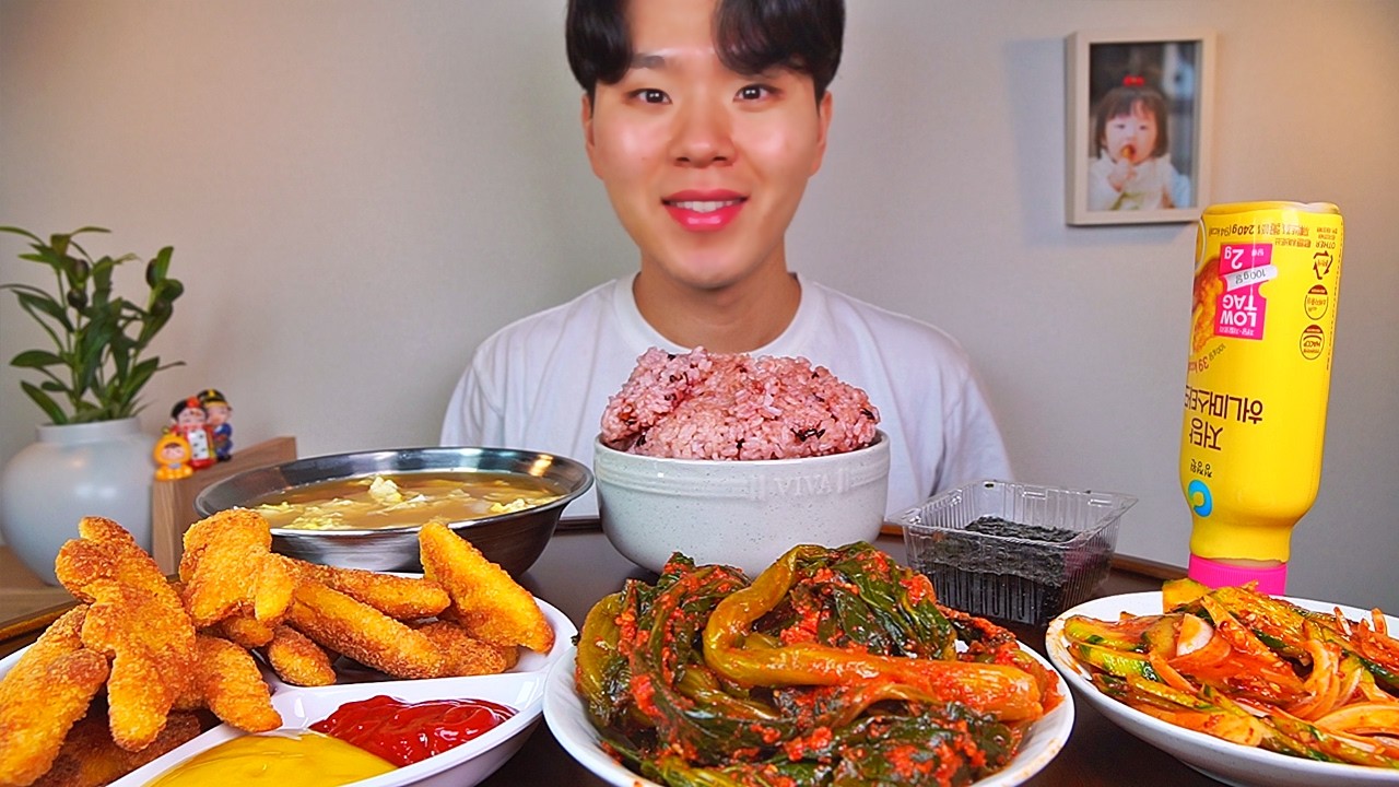 갓김치 용가리치킨 오이무침 계란국 김. 톡 쏘는 매력 갓김치가 입맛을 돋웁니다.