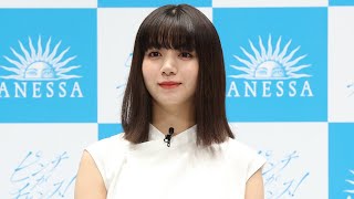 池田エライザ、白肌映える爽やかコーデ　透け感スカートから美脚も