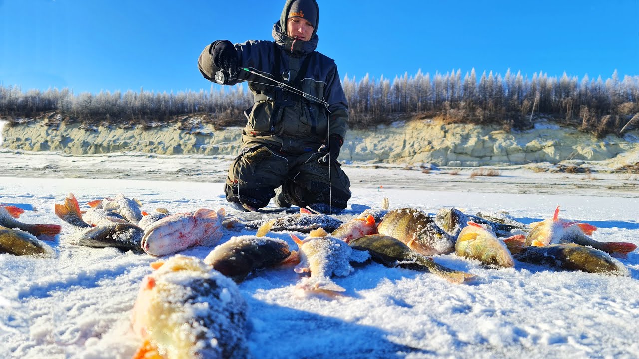 мужик на рыбалке зимой видео