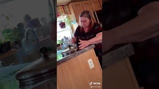 How Mama Deals with Scammers || ViralHog
