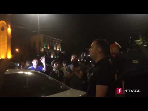 პატრულმა რუსთაველზე აქციის მონაწილეებს წყალი მიუტანა