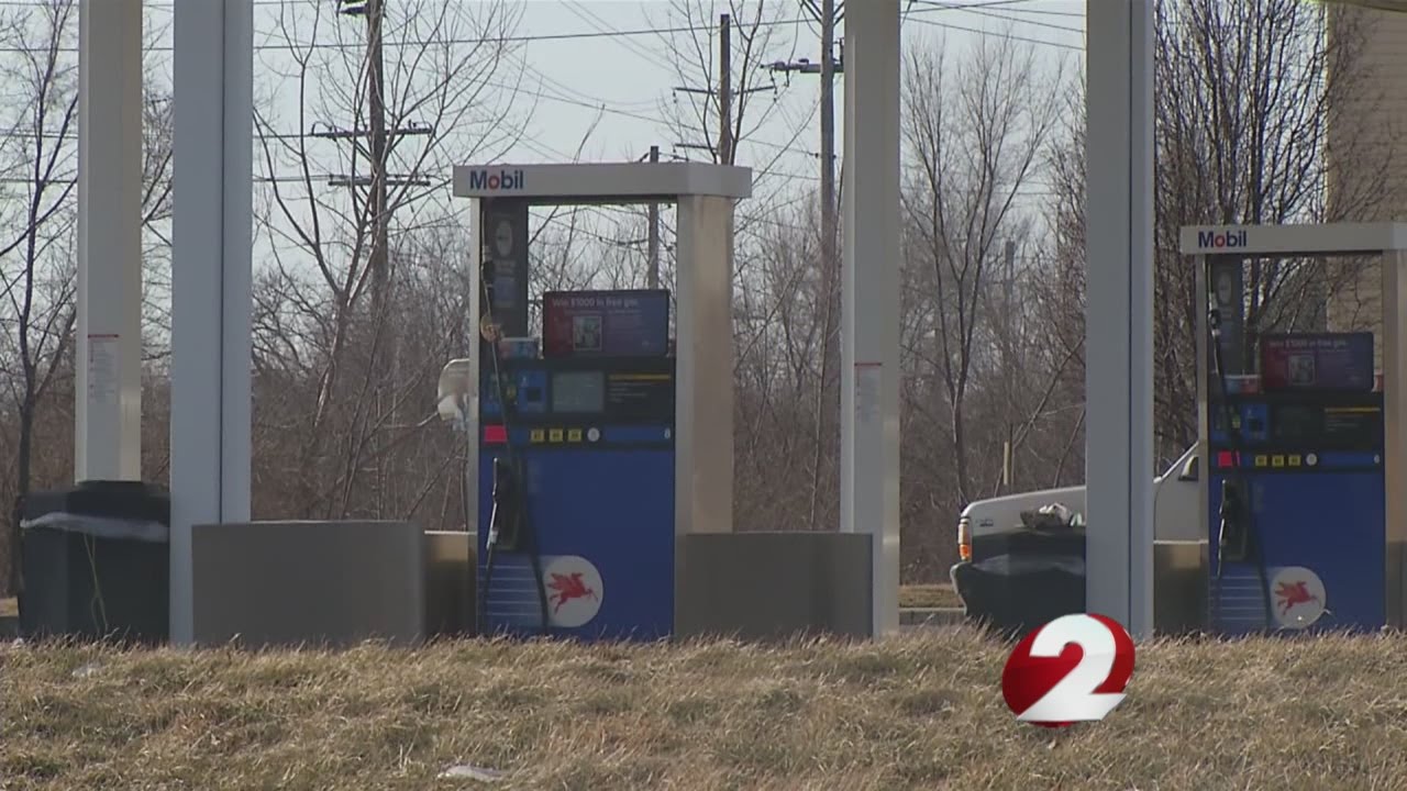 Gas station clerk shot by robbery suspect - YouTube