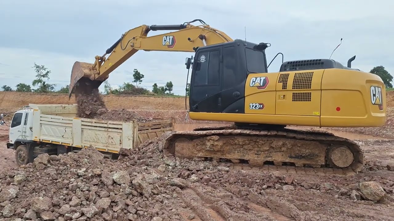 อุ้มหนักจัดเต็มหนุ่มมะกัน CAT 323GX บุ้งกี๋ใหญ่ เจอดินดานดั้มตั้งรับ excavator and truck