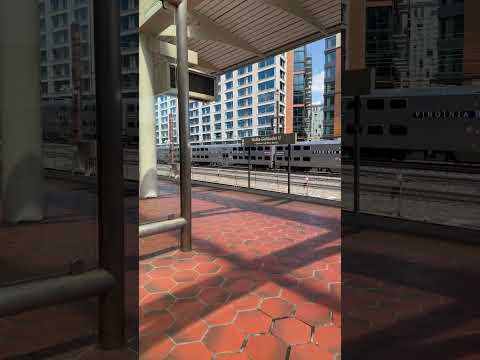 Video: Příměstský vlak Virginia Railway Express (VRE) do DC