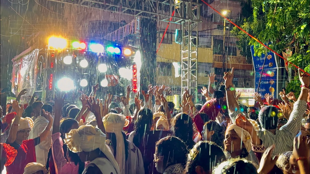 Dashrath Pad Band In Heavy Rain Huge Crowd Dance | Non-Stop Folk Beats | Live Singer :- Narsing Anna